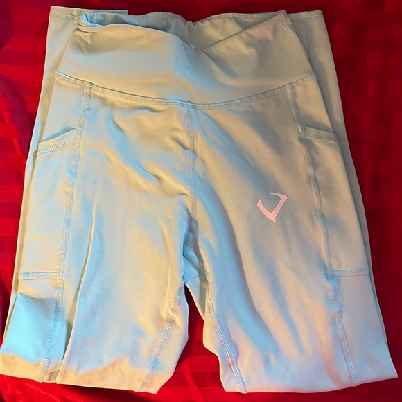 Mint violate the dress code - Picture 4 of 5